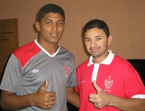 Paulo Paraíba, zagueiro do Potiguar de Mossoró, e José Neto, gerente de futebol (Foto: Marcelo Diaz/Divulgação)