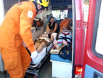 Paciente é atendida em unidade móvel do Samu (Foto: Fábio Amato/G1)