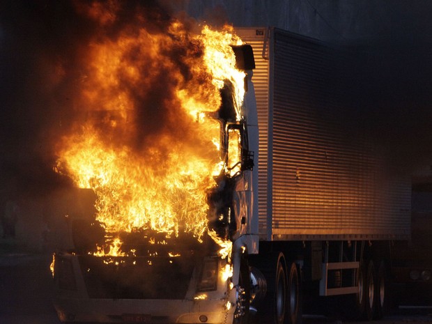Caminhão pega fogo durante protesto na Fernão Dias em São Paulo. (Foto: Mario Ângelo/Sigmapress/Estadão Conteúdo)
