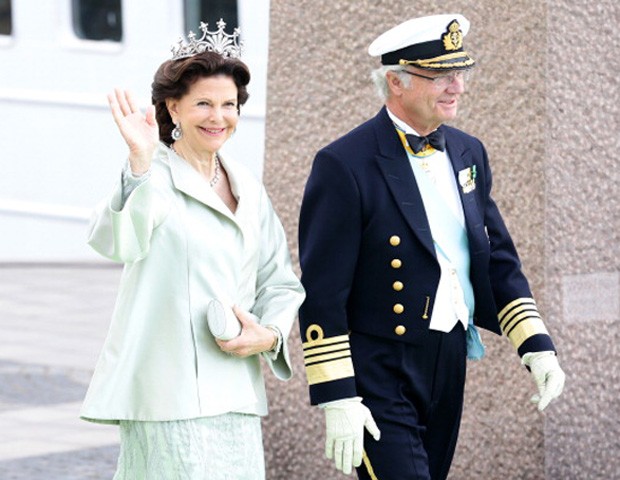 A rainha com o Rei Carlos no palácio real, em Estocolmo, no mês de junho (Foto: Getty Images)