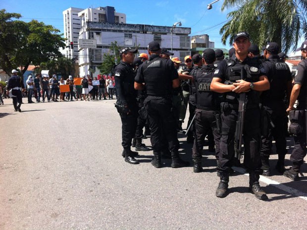 Manifestantes fecham a Avenida Agamenon Magalhães, uma das principais do Recife (Foto: Kety Marinho / TV Globo)