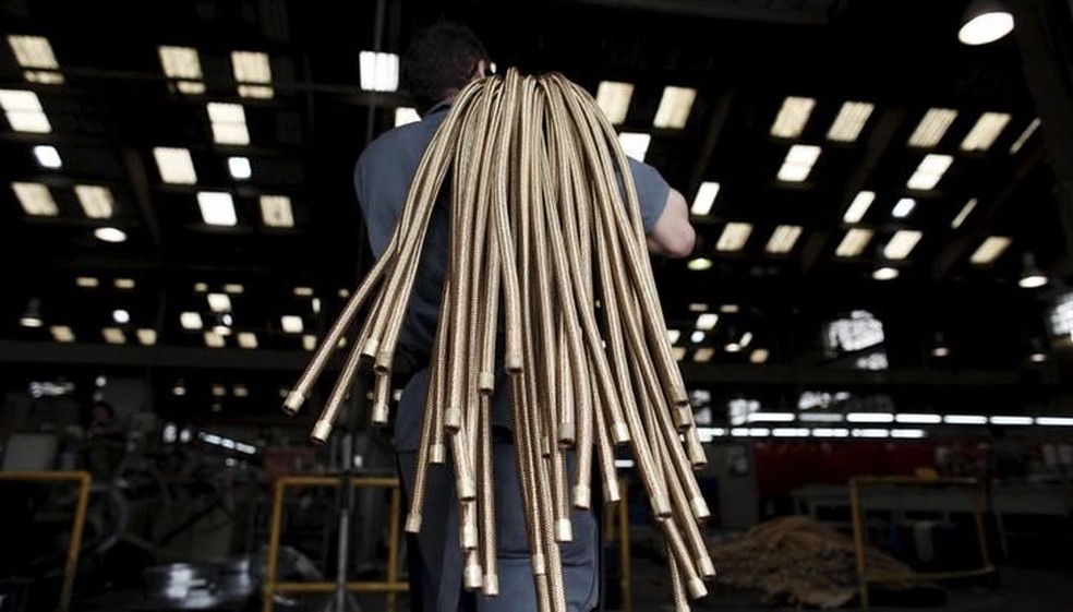 Em foto de arquivo, funcionário carrega cabos de cobre em instalação da metalúrgica Sociedade Paulista de Tubos Flexiveis (SPTF) em São Paulo. (Foto: REUTERS/Nacho Doce/File Photo)