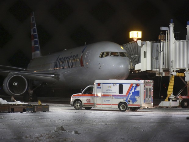 AviÃ£o da American Airlines apÃ³s fazer o pouso de emergÃªncia no CanadÃ¡ (Foto: Paul Daly/The Canadian Press via AP)