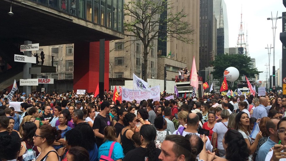 Avenida Paulista foi bloqueada nos dois sentidos, em frente ao Masp, pelo protesto de mulheres. (Foto: Livia Machado/G1)