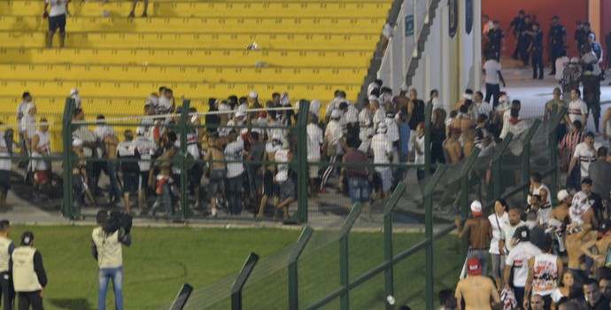 Briga São Paulo x Rondonópolis Estádio Nogueirão Mogi das Cruzes (Foto: Vitor Geron)
