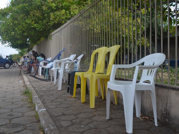 pais e estudantes já formavam filas com cadeiras plásticas para conseguir vagas na escola estadual Gonçalves Dias (Foto: Emily Costa/G1 RR)