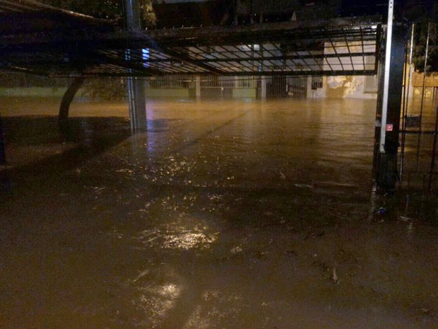 A água tomou ruas na capital gaúcha durante o temporal (Foto: Guilherme dos Santos/Arquivo Pessoal) A água tomou ruas na capital gaúcha durante o temporal (Foto: Guilherme dos Santos/Arquivo Pessoal)