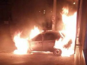 Viatura em chamas em Juiz de Fora (Foto: Polícia Militar/Divulgação)