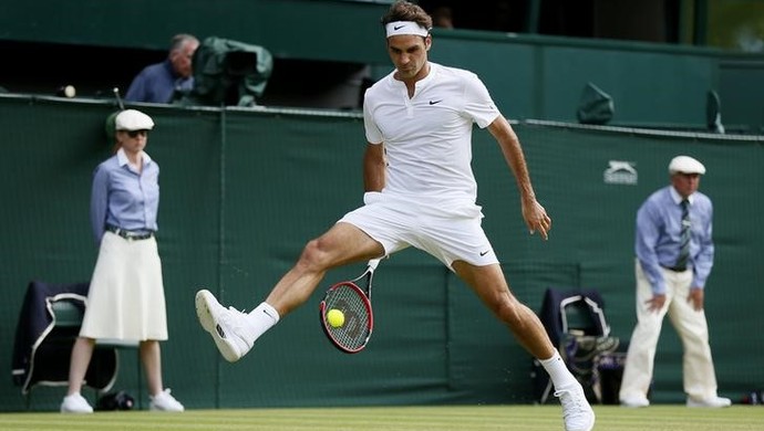 Roger Federer acerta linda jogada em Wimbledon (Foto: REUTERS/Stefan Wermuth)