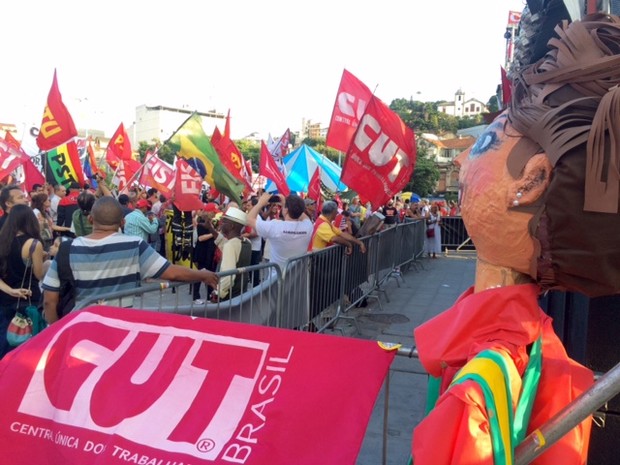 Boneco da presidente Dilma Rousseff em meio ao ato unificado na Lapa (Foto: Káthia Mello / G1)