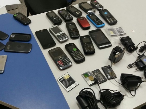 Aparelhos encontrados com detentos não tinham nota fiscal de compra (Foto: Divulgação / Polícia Militar) Aparelhos encontrados com detentos não tinham nota fiscal de compra (Foto: Divulgação / Polícia Militar)
