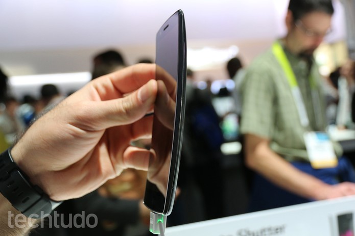 O LG G Flex 2 tem uma boa pegada na mão do usuário (Foto: Isadora Díaz/TechTudo)