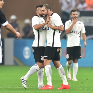 Com futuro indefinido no Corinthians, Danilo ganha pontos com Cristóvão