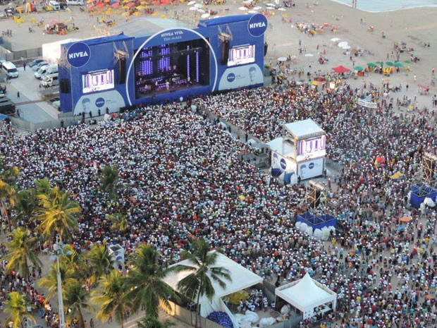 Multidão acompanhou a apresentação, no final da tarde deste domingo (26), na Praia de Boa Viagem. (Foto: Katherine Coutinho / G1) Multidão acompanhou a apresentação, no final da tarde deste domingo (26), na Praia de Boa Viagem. (Foto: Katherine Coutinho / G1)