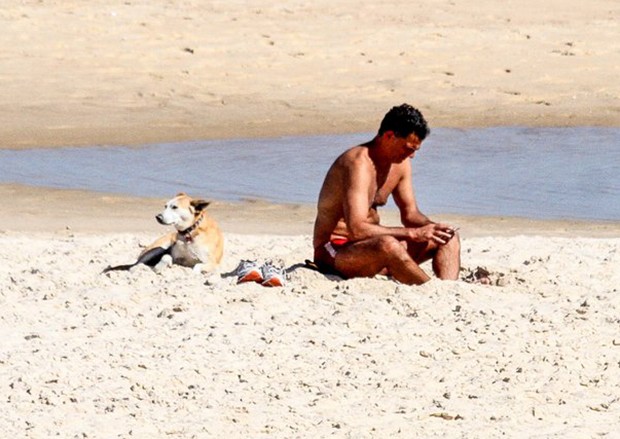 Aos Eduardo Moscovis Mostra Boa Forma Em Dia De Praia No Rio Quem