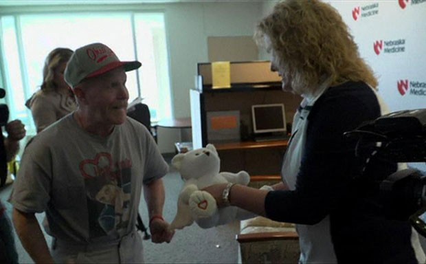 Lisa Swanson recebeu do receptor do órgão um bicho de pelúcia (Foto: BBC)