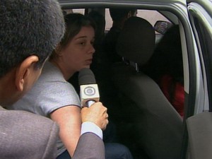 Moradores chamaram Natália de assassina e deram socos no carro em que ela deixou a Cadeia de Franca (Foto: Reprodução/EPTV)