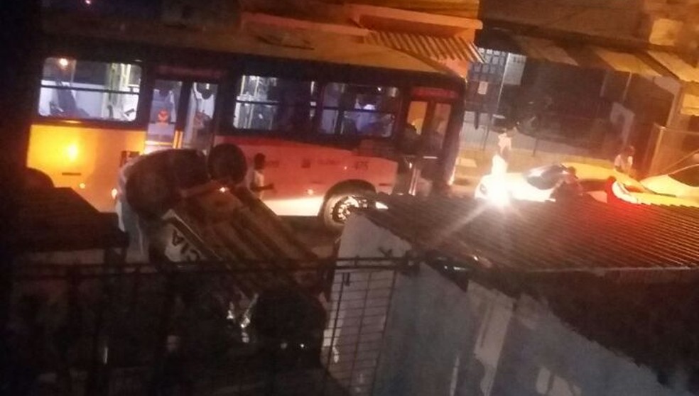 Acidente com viatura da Polícia Militar no Morro da Conceição deixou duas pessoas mortas (Foto:  Reprodução/WhatsApp)