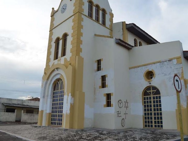 Suspeito desenhou a cruz suástica, símbolo do nazismo, em igreja de Tocantinópolis (Foto: Roberlan Cokim/Tocnoticias)