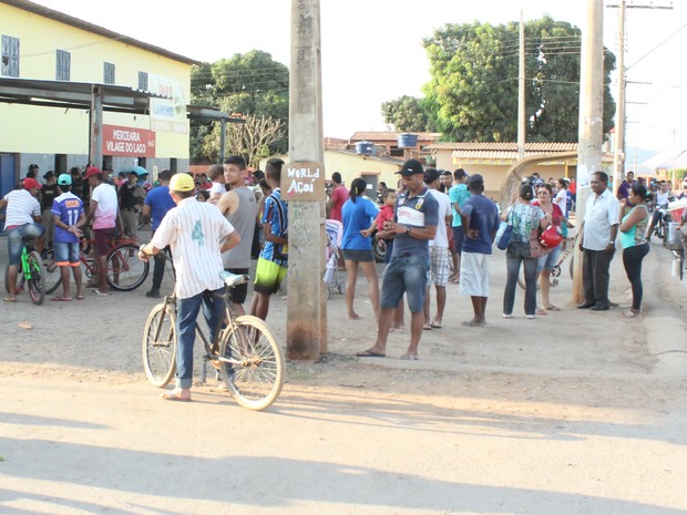 Vítima foi atingida na cabeça e morreu no local (Foto: Valdivan Veloso/G1)