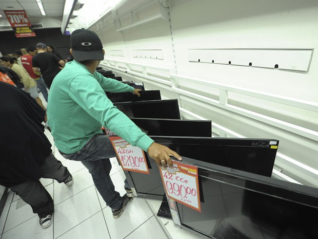 Televisores de 42 polegadas estavam com preços promocionais (Foto: Flávio Moraes/G1) Televisores de 42 polegadas estavam com preços promocionais (Foto: Flávio Moraes/G1)