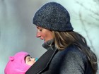 Gisele Bündchen carrega a filha dentro do casaco em parque