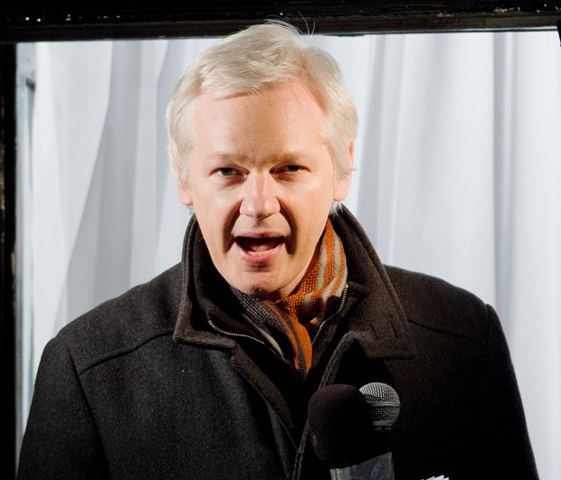 Julian Assange discursa de dentro da embaixada equatoriana em foto tirada em dezembro (Foto: Leon Neal/AFP) Julian Assange discursa de dentro da embaixada equatoriana em foto tirada em dezembro (Foto: Leon Neal/AFP)