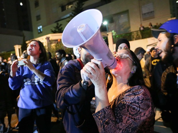 Grupo protesta na rua do prédio onde mora Haddad (Foto: Daneil Teixeira/Estadão Conteúdo)