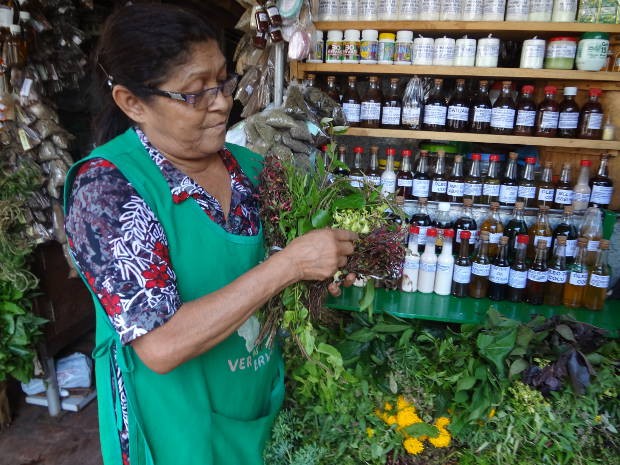 Dona Mariazinha oferece as ervas ditas como "milagrosas" na feira do Ver-o-Peso  (Foto: Evandro Santos/G1)