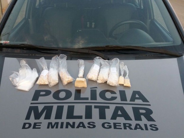 Material estava sendo embalado durante a abordagem da polícia (Foto: Polícia Militar/Divulgação)