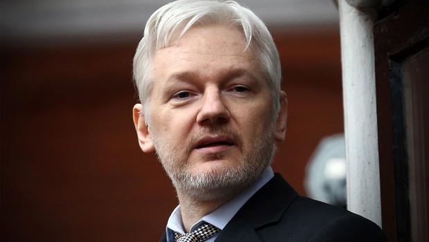 O fundador do Wikileaks, Julian Assange, faz primeira aparição em um balcão da embaixada do Equador em Londres, onde continua asilado. Grupo da ONU julgou que sua detenção foi 