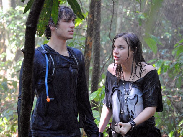 Dinho e Lia, completamente perdidos e molhados (Foto: Malhação / TV Globo)