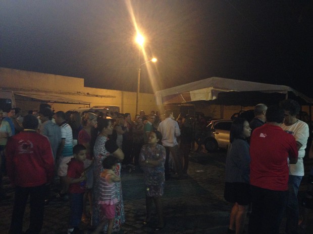 Parentese amigos aguardavam ansiosos a saída dos vereadores. (Foto: Foto: Ândrica Virgulino/ G1 Caruaru)