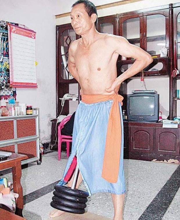 O taiwanês Yang You-sin diz ter recuperado a saúde ao se exercitar de uma forma bizarra - ele ergue peso com seu órgão genital. Yang diz que consegue levantar 230 quilos com seu pênis. Ele realiza o exercício diariamente durante 30 segundos (Foto: Reprodução)