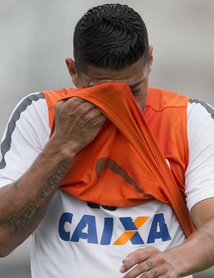 Corinthians se irrita com postura de empresários de Ralf e crê em leilão