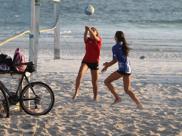 Sasha treinando na praia (Foto: Dilson Silva / Agnews)