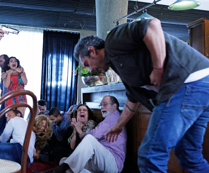 Romero leva tiro durante assalto em restaurante (Foto: Ellen Soares / Gshow)
