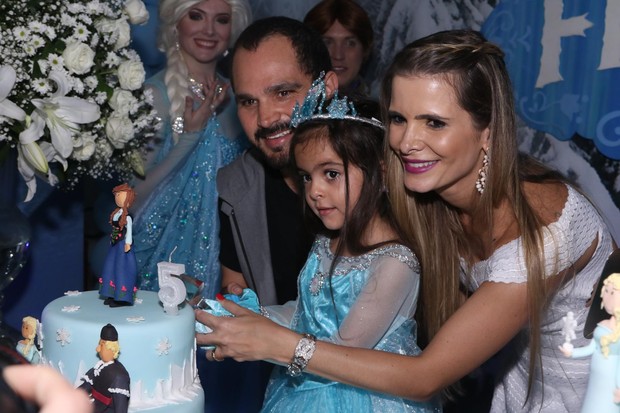 Luciano Camargo e as filhas (Foto: Marcelo Brammer e Thiago Duran / AgNews)