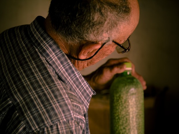 Seu Dodô mostra milho das 'Sementes da Paixão' que foi plantado em Desterro, na PB (Foto: Fernanda Rappa/Divulgação)