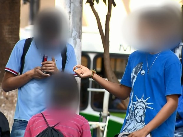 Jovens são vistos de dia fumando o que seria maconha na Praça João Pinheiro, em Pouso Alegre (Foto: Reprodução EPTV)