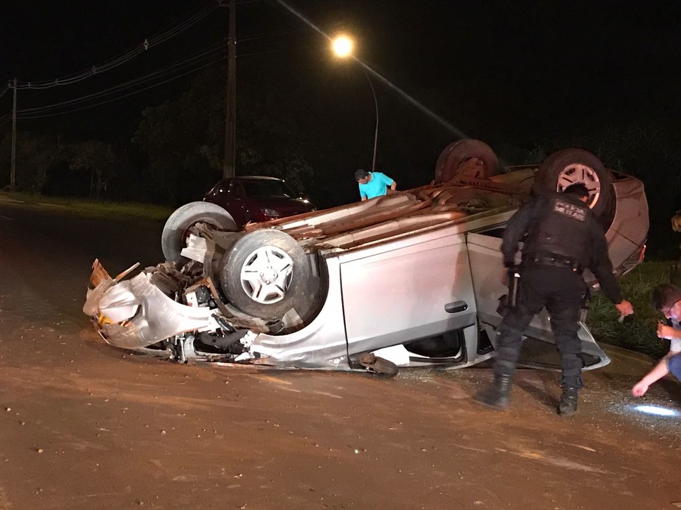Carro que capotou após ser perseguido pela PM na madrugada desta sexta (3) (Foto: Polícia Militar/Divulgação)