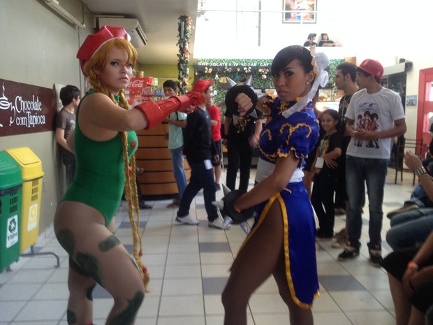 Amigas foram fantasiadas de Cammy (à esquerda) e Chunli, personagens do Street Fighter (Foto: Abinoan Santiago/G1)