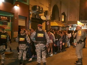 Políciais durante a fiscalização no Centro de Porto Alegre (Foto: Brigada Militar/Divulgação) Políciais durante a fiscalização no Centro de Porto Alegre (Foto: Brigada Militar/Divulgação)