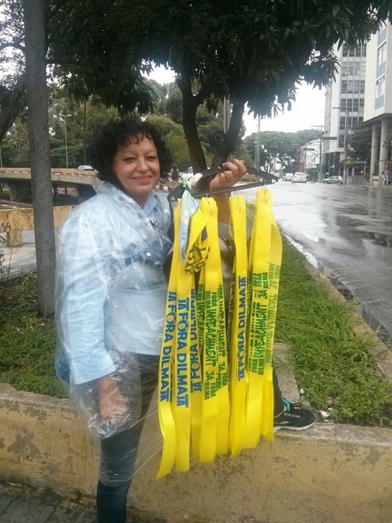 Josefa Morais, 52 anos, moradora da Zona Leste de São Paulo, aproveitou para vender acessórios na manifestação 