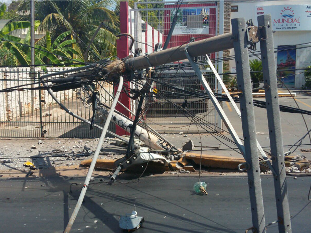 G1 Ônibus derruba poste em avenida de Cuiabá e região fica sem