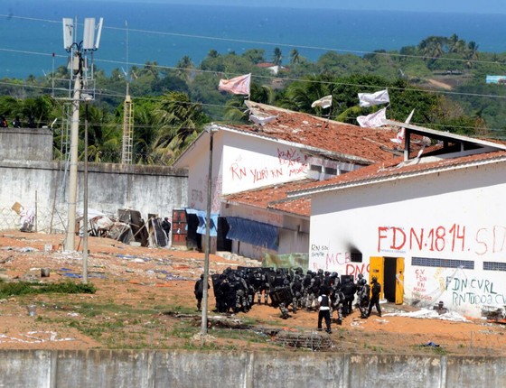 Tropa de Choque da PM entrou na Penitenciária de Alcaçuz, no Rio Grande do Norte, nesta quarta-feira (18) (Foto: Adriano Abreu / Tribuna do Norte / Ag. O Globo)