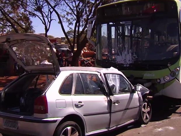 G1 Jovem morre após bater carro de frente contra ônibus em Goiânia