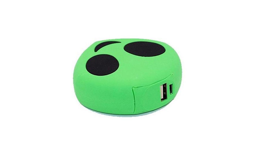 Carregue o celular com um powerbank com cara de alien (Foto: Reprodução/Zoom)