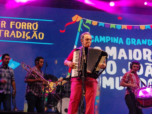 Cantor e compositor paraibano Flávio José tocou na noite de abertura do São João de Campina Grande (Foto: Artur Lira/G1)