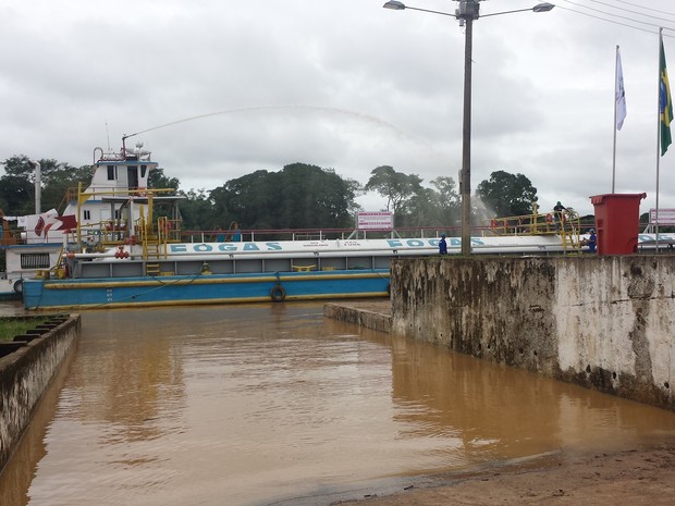 Carregamento deve abastecer o Acre pelos próximos dez dias (Foto: Rayssa Natani/ G1)